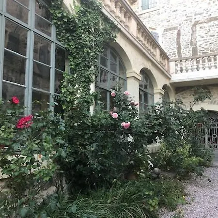 Dans Le Chateau De Paulignan Avec Cuisine Et Terrasse Trausse